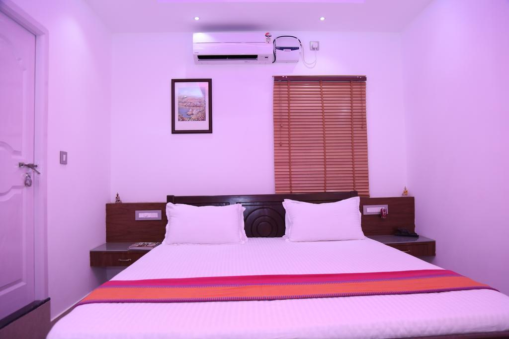 Hotel Mudra Midtown Suites & Rooms Kalasa Екстер'єр фото